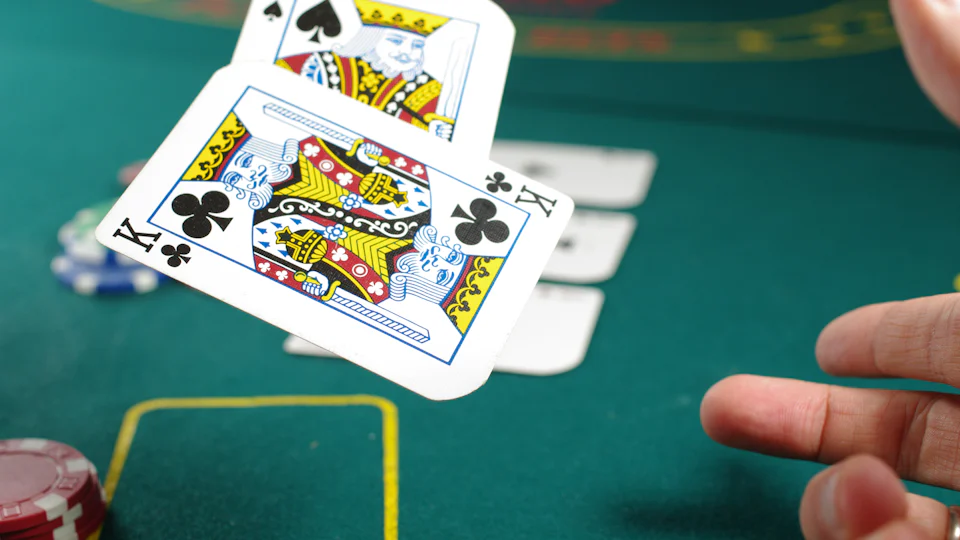 Mesa de juego en vivo con crupier profesional y transmisión en alta definición
