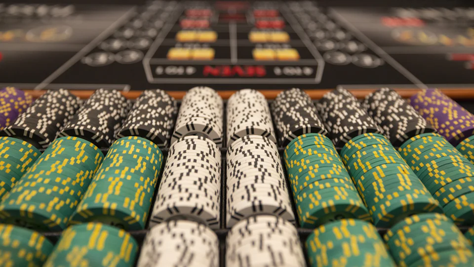 Fichas de apuestas oficiales y mesa de juego de casino regulado en México