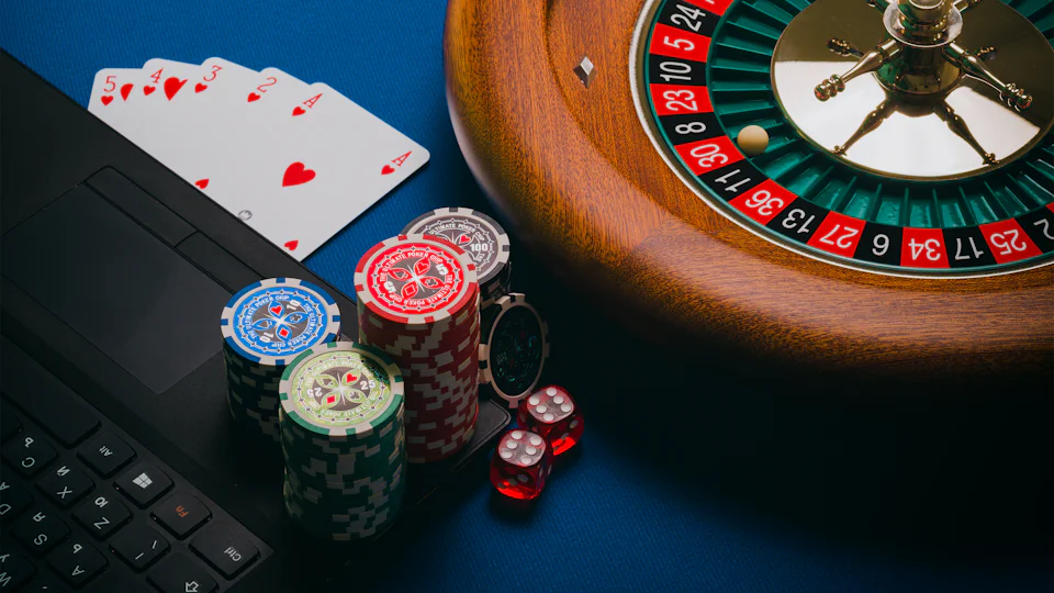 Mesa de ruleta en vivo de casino online con crupier real y apuestas en pesos mexicanos