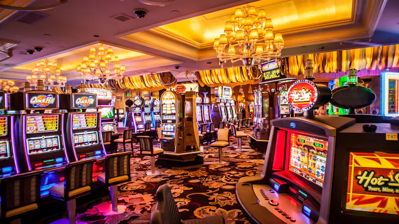 Salón de máquinas tragamonedas de casino con gráficos de alta resolución y botes progresivos